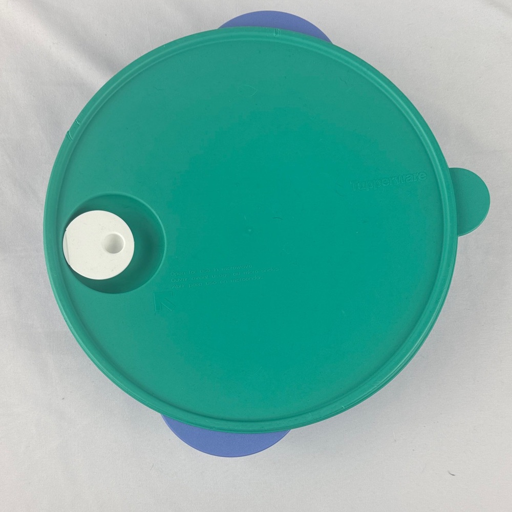 Tupperware Crystal Wave Dived Heat & Heat Microwavable Dish